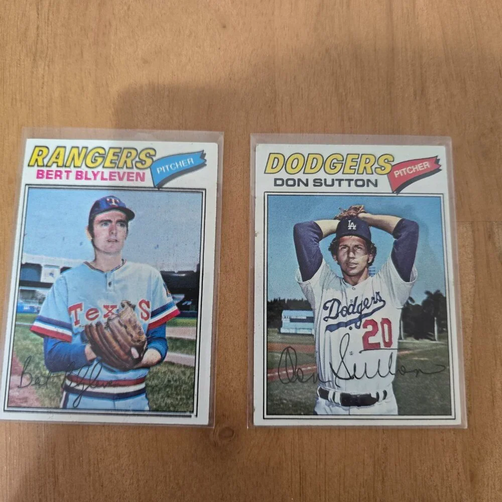 1977 Topps Baseball Cards in Plastic Sleeves‎ (lot of 25)